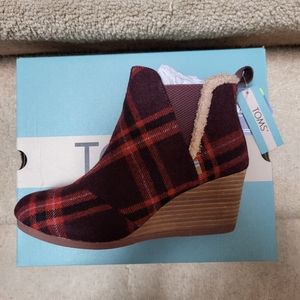 Toms Kelsey Barn Red Earthy Plaid Wedge Boots Size 8! NWT!